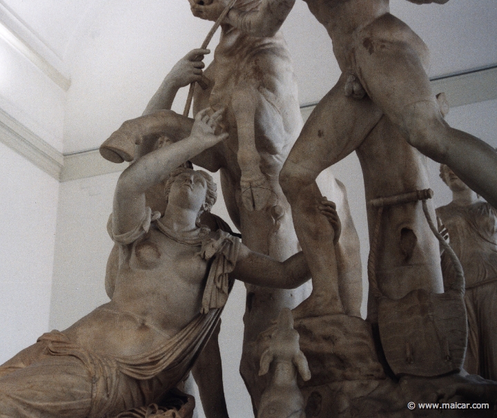 7024.jpg - 7024: Toro Farnese. Inizio III sec. d.C. Da originale di età ellenistica. National Archaeological Museum, Naples.
