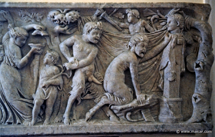 7315.jpg - 7315: Sarcofago con scene di culto dionisaiaco. Collezione Farnese. Età antonina. National Archaeological Museum, Naples.
