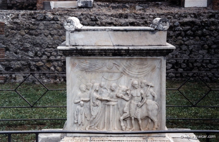 7406.jpg - Altar. Temple of Vespasian. Pompeii.