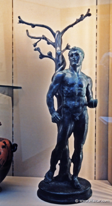 8035.jpg - 8035: Herakles at the tree of the Hesperides. British Museum, London.