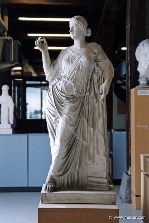 8620.jpg - 8620: Afrodite fra haverne. Alkamenes, Graesk, klassisk ca 435 f.Kr. Romersk kopi, marmor, fra Villa Borghese i Rom, Louvre Paris. Den Kongelige Afstøbningssamling, Copenhagen.