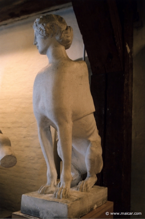8803.jpg - 8803: Siddende Sfinx fra Aigina, graesk ca 470 f.Kr. Athen Nationalmuseet. Den Kongelige Afstøbningssamling, Copenhagen.