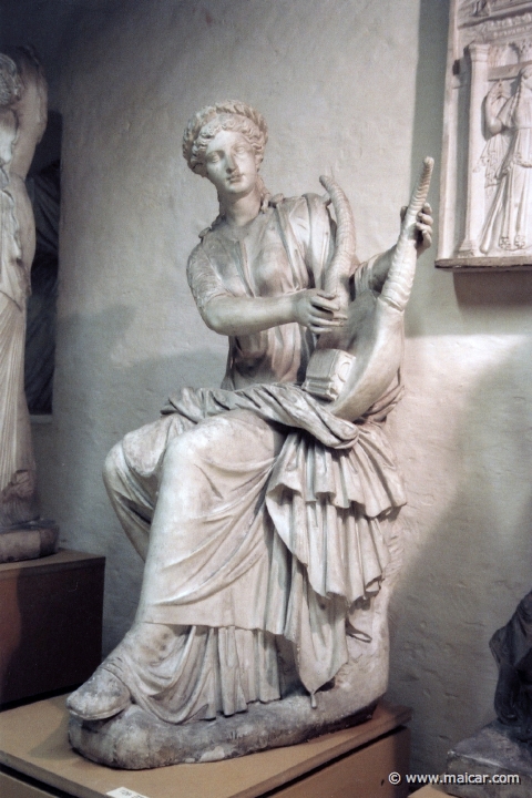 8817.jpg - 8817: Musen Terpsichore. Fra ‘Villa di Cassio’ i Tivoli. Romersk, 2 årh. e. Kr. Vatikanet, Sala delle Muse. Den Kongelige Afstøbningssamling, Copenhagen.