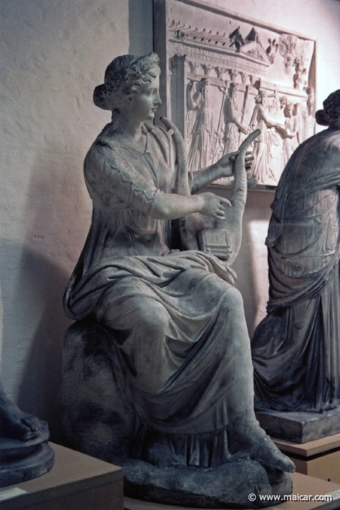 8819.jpg - 8819: Musen Terpsichore. Fra ‘Villa di Cassio’ i Tivoli. Romersk, 2 årh. e. Kr. Vatikanet, Sala delle Muse. Den Kongelige Afstøbningssamling, Copenhagen.
