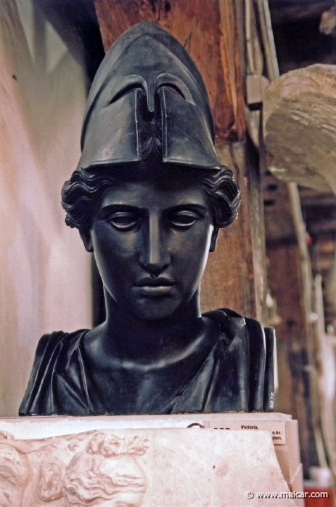 8920.jpg - 8920: ‘Athena Vellitri’, fra statue. Originalen af marmor findes i Louvre. Romersk kopi efter aeldre forbillede: Graesk, klassisk ca. 430 f. Kr. Den Kongelige Afstøbningssamling, Copenhagen.