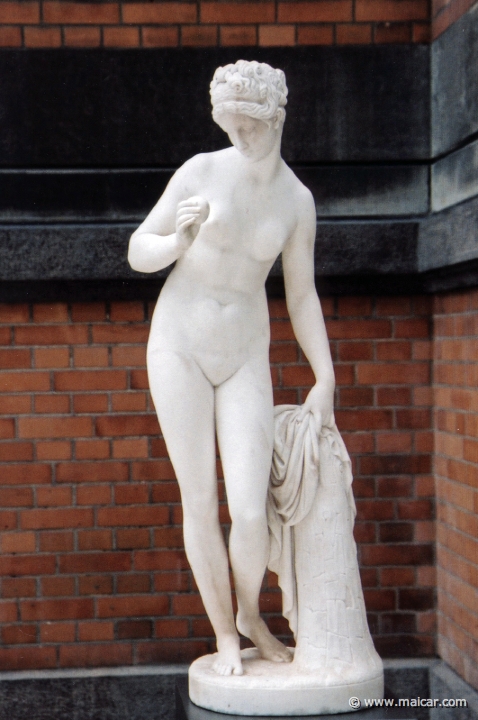 9410.jpg - 9410: Bertel Thorvaldsen 1770-1844: Venus with the apple, 1809. Marble. Statens Museum for Kunst, Copenhagen.
