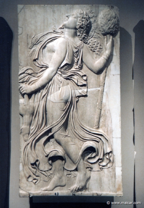 9918.jpg - 9918: Relieve con ménade bailando, 120-140 d.C. Copia romana de relieve ejecutado en Atenas a finales del siglo V a.C. Museo Nacional del Prado.