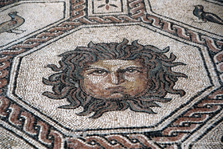 10003.jpg - 10003: Mosaico de Medusa y las estaciones. Fines del siglo II. Palencia. Museo Arqueológico Nacional