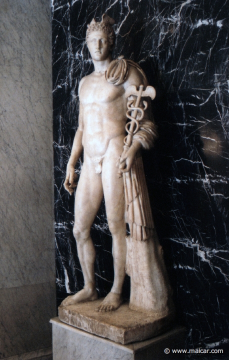 10015.jpg - 10015: Hermes. Descanso en la escalera del Museo Arqueológico Nacional.