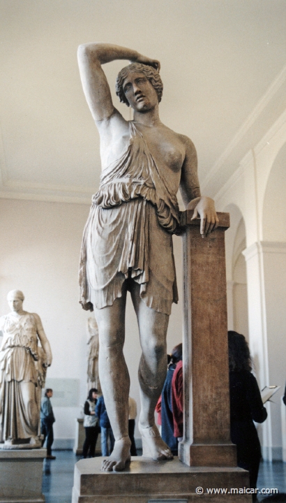 2124.jpg - 2124: Verwundete Amazone. Gefunden 1868 in Rom. Römische kopia nach einer Statue des Bildhauers Polyklet (?) für das Heiligtum der Artemis in Ephesos um 440/30 v. Chr., marmor. Pergamon Museum, Berlin.