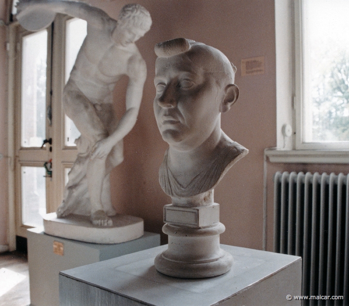 5401.jpg - 5401: Portrait of old woman from the sepulchral monument of the Licinii, c. 35 BC. Original marble in Ny Carlsberg Glyptotek, Copenhagen. Antikmuseet, Lund.