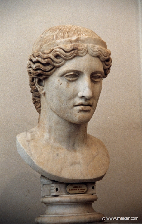 7014.jpg - 7014: Testa di Artemide tipo arriccia c.d. Hera Farnese. Collezione Farnese. Replica del II sec. d.C. da originale della seconda metà del V sec. a.C. Busto moderno. National Archaeological Museum, Naples.