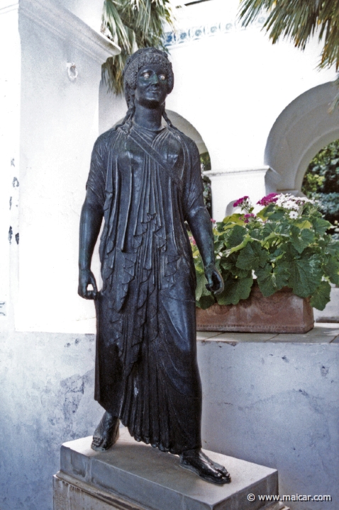 7505.jpg - 7505: Artemis. Diana, Greek/Roman 1st century BC. From a house in Pompeii 1760. Axel Munthe's Villa San Michele, Capri.