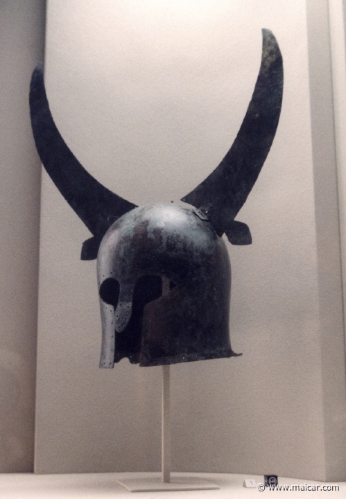 5619.jpg - 5619: Casque du type Corinthien ancien. Tarente (?). Vers 650 avant J.-C. Musée d'Art et d'Histoire, Genève.