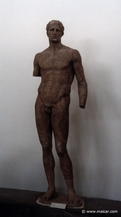 6032.jpg - 6032: Statue en marbre du pancratiste Agais de Pharsale, fils d’Acnonois. Probablement réplique en marbre d’une statue d’Agais en bronze exécutée par le célèbre sculpteur Lysippe. Vers 335 avant J.-C. Archaeological Museum, Delphi.