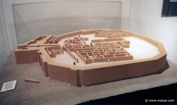 2331.jpg - 2331: Modell der Schicht IIg, ca. 2200 v. Chr. This model is based on James Mellaart’s reconstruction of layer IIg with its large central Megaron which Schliemann called King Priam’s Palace. The blue dots show where hoards were buried and the red dots the position of storage vessels. Museum für vor und frügeschichte, Berlin