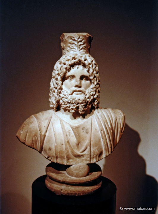 3410.jpg - 3410: Büste des Gottes Serapis. 2 hälfte des 2 Jhr. Römische Kopie nach einem Vorbild aus der Zeit um 300 v. Chr. Warscheinlich aus Ägypten. Museum für Kunst und Gewerbe, Hamburg.