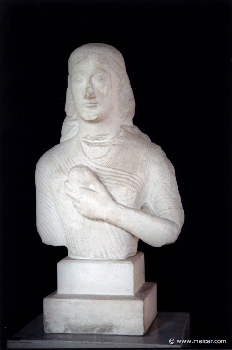 5412.jpg - 5412: Kore with pomegranate c. 560 BC. Marble original in Acropolis Museum, Athens. Antikmuseet, Lund.