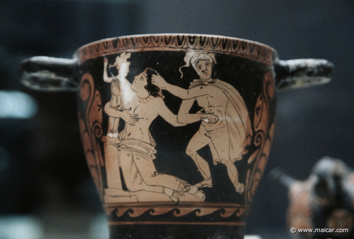 5727.jpg - 5727: Ajax, Cassandre et le Palladion. Skyphos. Campanie “peintre de Capoue 7531”. 350-330 avant J.-C. Musée d'Art et d'Histoire, Genève.