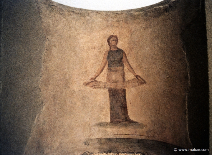 5822.jpg - 5822: La parque Atropos, déroulant un volumen. Ostia Antica, réserves du Musée. 135-140 après J.-C. Fresque. Musée Rath, Genève.