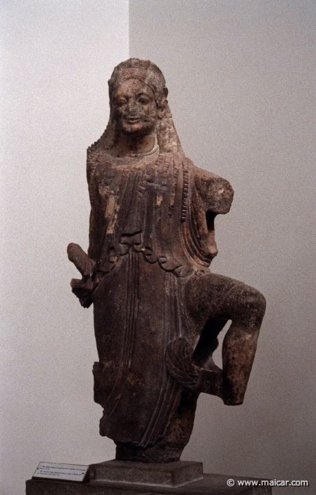 6022.jpg - 6021: Niké (Victoire) volant. Acrotère du temple archaïque d’Apollon, dit de Alcméonides. Vers 510 avant J.-C. Archaeological Museum, Delphi.