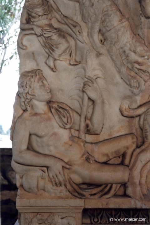 6525.jpg - 6525: Roman sarcophagus depicting the Calydonian boar hunt. Archaeological Museum of Eleusis.